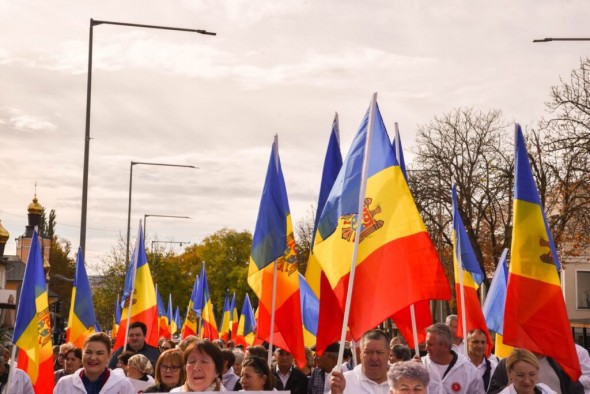 FOTO // Peste 30 de mii de oameni au participat la marșul “Pentru alegeri corecte” al partidului “Șansa” în Moldova